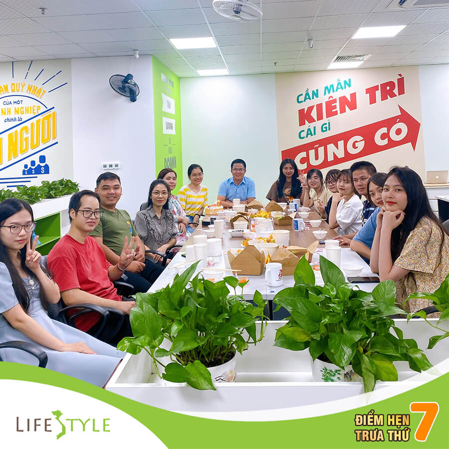 Bữa tiệc trưa với đầy đủ các thành viên của đại gia đình Lifestyle Việt Nam