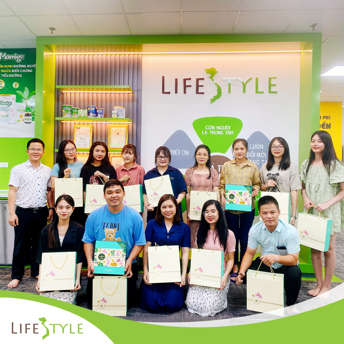 Đại gia đình LifeStyle Việt Nam vui vẻ bên ngôi nhà chung